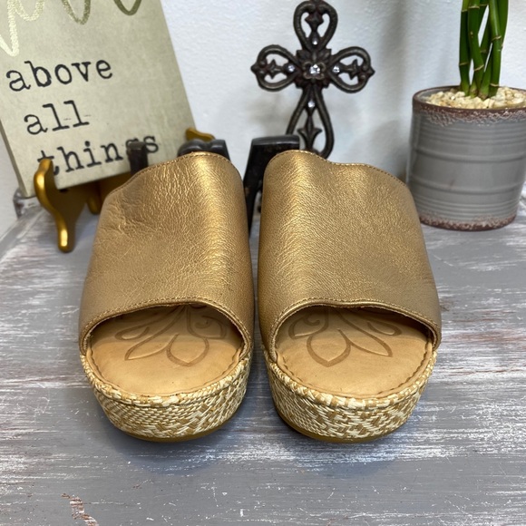 Born Tilda gold leather basket weave wedge heel sandals Size 7M - Picture 9 of 11